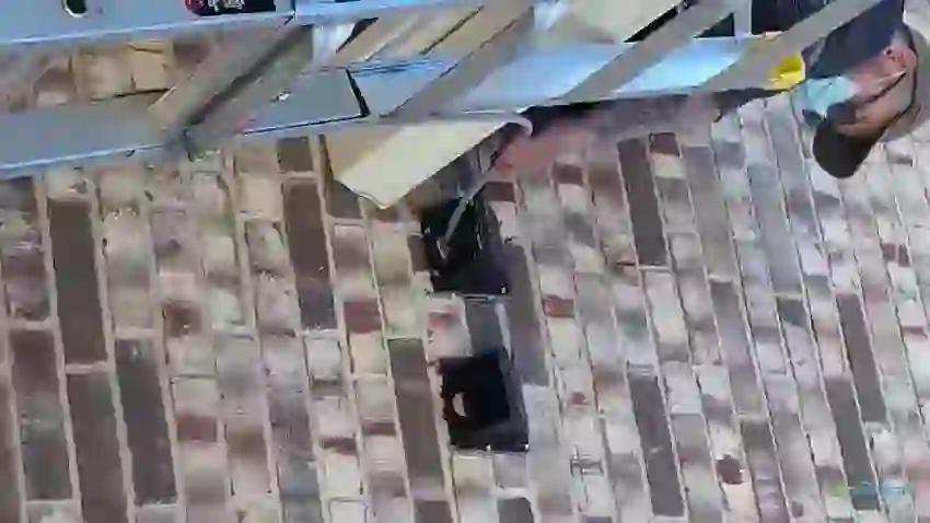 Lint extraction from dryer vent line